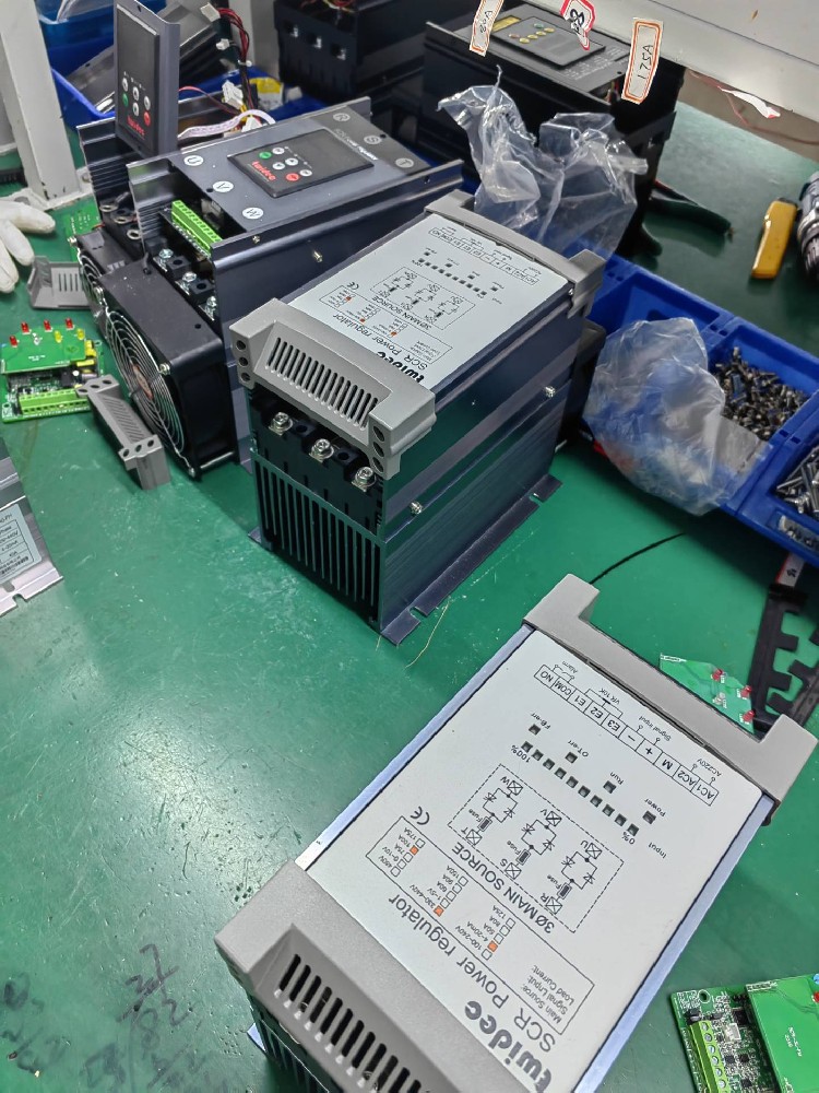 电力调整器的额定电压参数对其利用场景有何限度？