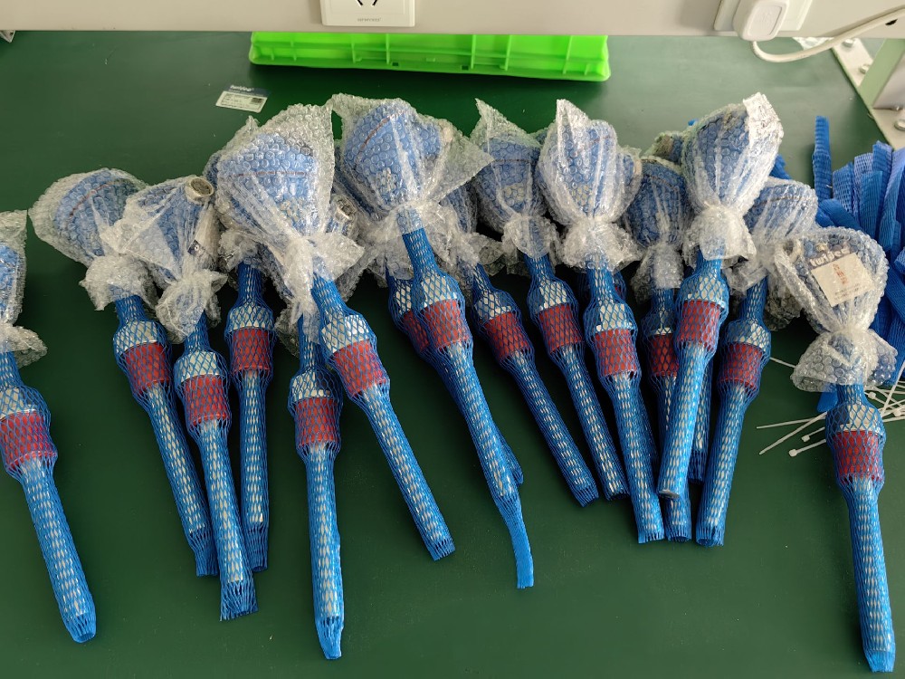 在工业自动化中，热电阻是若何与节造系统集成的，以实现温度节造和监测？