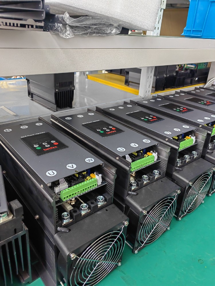 给电力调整器建设的保险丝频仍熔断，怎么判断是设备过载还是保险丝规格不合？